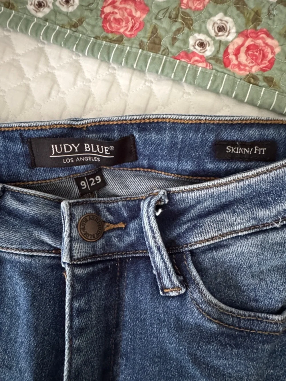 Judy Blue Medium Blue Skinny Jeans with White Daisy Embroidery - Picture 2 of 6